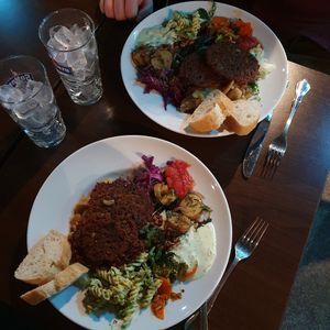 Linsbiffar med potatis och rotfruktsgratäng at Viktorias Kök in Alingsas