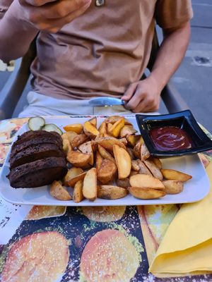 Spare Ribs mit Wedges at Level Up in Bucharest