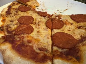 Pizza salami buenísima  #Veganuary at Level Up in Bucharest