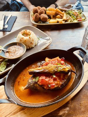 Gefüllte Aubergine und Falafelteller  at Nohut in Bielefeld