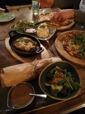 Falafeldürüm, Pizza, gefüllte und überbackene Aubergine mit Reis & Salat 😋 at Nohut in Bielefeld