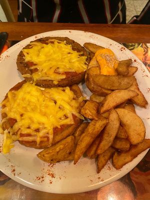 Milanesa com queijo vegetal e papas fritas at Namaste in Montevideo