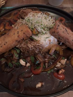 Tofu crujiente, con timbal de arroz y una salsita con hongos y verduras salteadas. Muuuy rico   at Namaste in Montevideo
