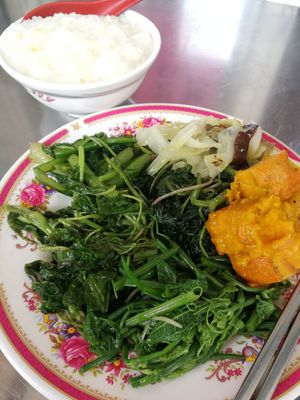 mixed vegetables with rice porridge at Lín Jì YǎngShēng SùShí 林記養生素食 in Hualien