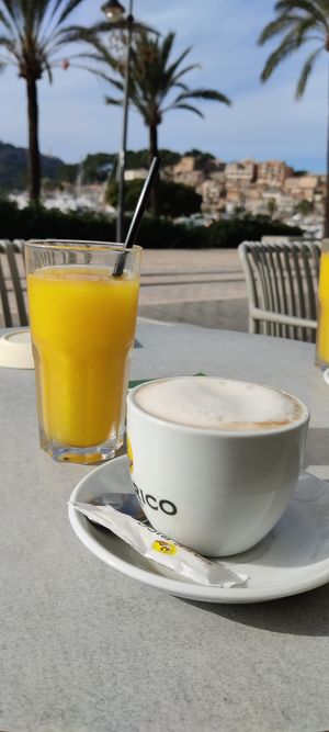 Fresh orange juice and cappuccino with oat milk (oat milk is not on the menu) at Gelat Sóller in Mallorca