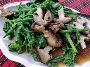 Stir fried vegetables with mushrooms at Rai Chanram in Phetchabun