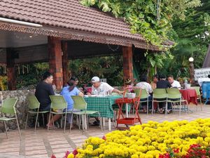 Alfresco dining area at Rai Chanram in Phetchabun