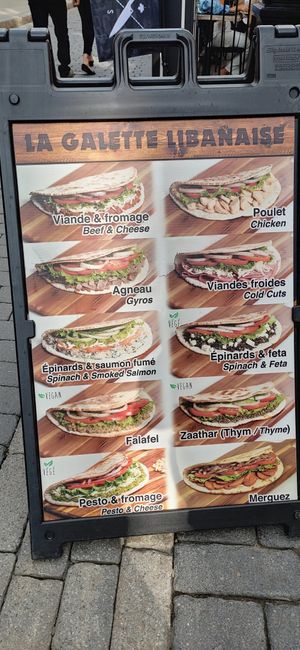 Les options véganes sont bien identifiées at La Galette Libanaise in Quebec