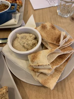 Hummus and flat bread at Kind in Looe