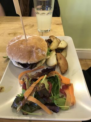 Kind burger at Kind in Looe