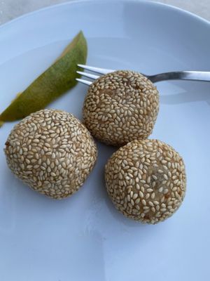 Sesambällchen mit Schokolade gefüllt   at Vegefarm in Bremen