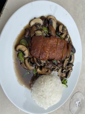 Vegan gebratene Ente mit Pilzen und Gemüse   at Vegefarm in Bremen