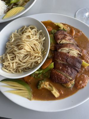 Vegane knusprige Ente mit Gemüse, Nudeln und Erdnusssoße  at Vegefarm in Bremen