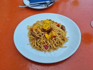 Mittagsmenüoption - gebratene Nudeln mit Schwein und Gemüse at Vegefarm in Bremen
