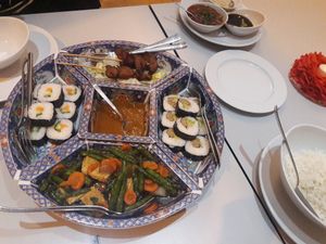 Sushi, Hähnchenspieße und Gemüse  at Vegefarm in Bremen