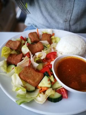 Hühnchen in Erdnusssauce at Vegefarm in Bremen