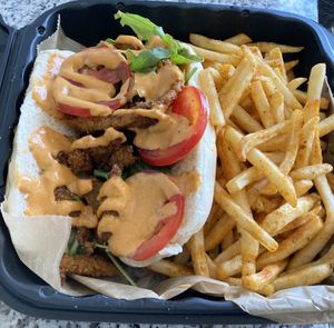 Rich boi w/fries
Oyster mushrooms, baby arugula, Roma tomato, house made remoulade  at Willowbeez Soulveg in Columbus