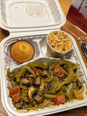 Bella Curry with cornbread and pasta salad at Willowbeez Soulveg in Columbus