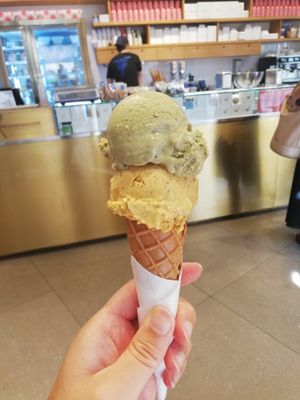 Pistachio and crema di sicilia flavors at Out of the Box in Milan