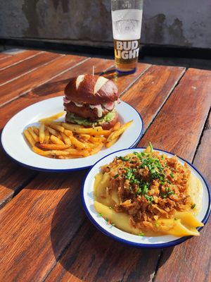 Fish burger and Mac and cheese at Golden Fleece in Nottingham