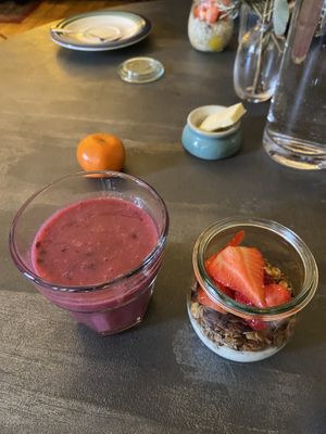 Smoothie (quite good) and granola with oat yoghurt (good) at Saorsa 1875 in Pitlochry