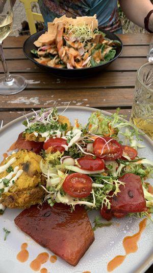 Zeekraalsalade met gegrilde watermeloen en Spaanse tortilla met Chili (onder). Maleisische tofu met pittige pindasaus (boven)  at VanPlanten in Utrecht
