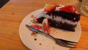 Chocoladecake met aardbeien en aardbeienbotercrème at VanPlanten in Utrecht