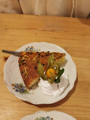 Lemon and poppyseed cake, a little dry at VanPlanten in Utrecht