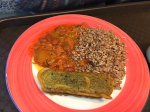 „Fish“ (Backed tofu with algae), buckwheat and vegan Gulasch with beans and white cabbage at Lyublyu i Blagodaryu in Yekaterinburg