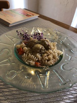 Pasta de quinoa i arròs sense gluten amb mandonguilles de seitan i espelta  at El Celler de Triton in Sant Feliu De Guixols