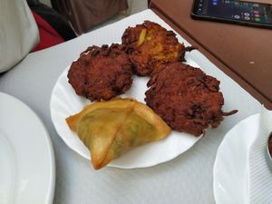 Samosa y Onion Bahji at Bengal Tandoori in Lisbon