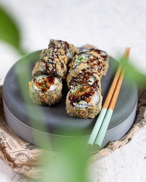 Dakota tempura maki: fried seitan, avocado, lettuce, vegan cream cheese at Sushi Panda in Turku