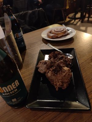 Riesen Zimtschnecke, Schokomouse, Kölsch at Trash Chic in Cologne