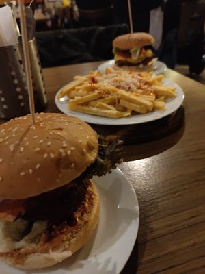 Burger und Chili cheese Pommes at Trash Chic in Cologne