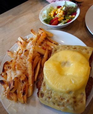 Hawaii Schnitzel mit Chili Cheese Pommes und Salat at Trash Chic in Cologne