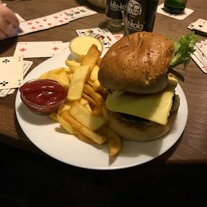 Vegane Burger mit Pommes und als Dipp vegane Majonäse und Ketchup  at Trash Chic in Cologne