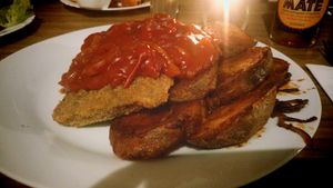 Paprika-Schnitzel mit Bratkartoffeln at Trash Chic in Cologne