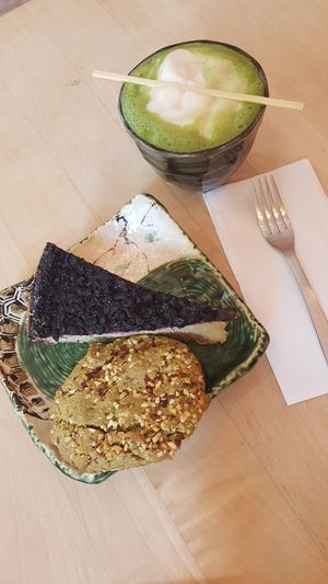 Matcha latte with soy milk, blueberry "cheese" cake and matcha almond cookie at Tushita in Munich