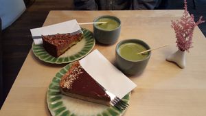 Chocolate avocado cake, hazelnut/almond cake, matcha lattes at Tushita in Munich