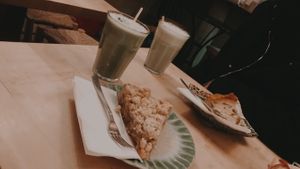 Lecker Kuchen  at Tushita in Munich