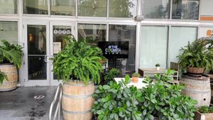 Exterior con algunas mesas at The Cocinita in Miami