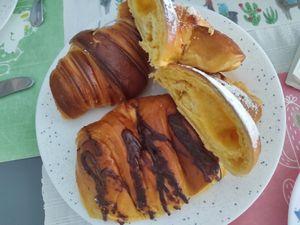 Croissant 🥐 com chocolate, 'ovo' e simples at Padaria São Mamede in Matosinhos