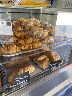 Miniaturas e folhados at Padaria São Mamede in Matosinhos