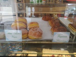 Bola de Berlim c/creme e croissant c/ chocolate at Padaria São Mamede in Matosinhos