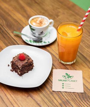 Desayuno (café ecológico, brownie vegano y zumo natural? at Salad Planet in Valencia