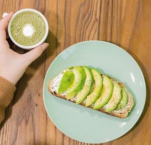 Tostada de aguacate y té matcha latte.  at Salad Planet in Valencia