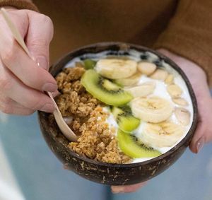Bowl de yogurt griego y musli. at Salad Planet in Valencia