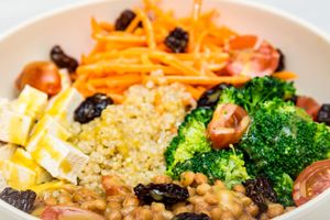 Ensalada vegana: quinoa, lentejas, zanahoria, brócoli, tofu, pasas, tomate cherry at Salad Planet in Valencia