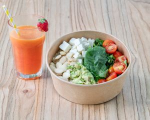 Ensalada vegana con zumo rojo (naranja, frambuesas y fresas) at Salad Planet in Valencia