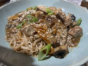 Noodles vegan con verdure e tofu affumicato at Veggies in Tirana